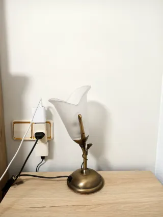 Lámpara de mesita de noche dorada y blanca