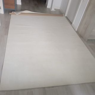 Alfombra beige de tela