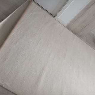 Alfombra beige de tela