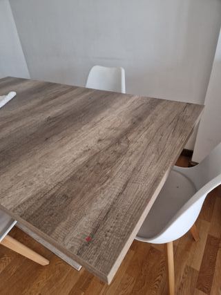 Mesa de comedor moderna beige y marrón