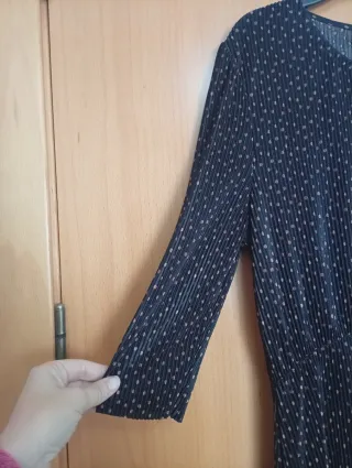 Vestido Mango plisado negro con dorado Talla L