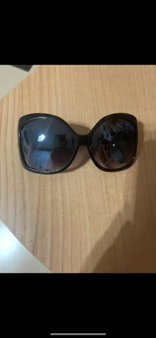 Occhiali da sole neri e marroni