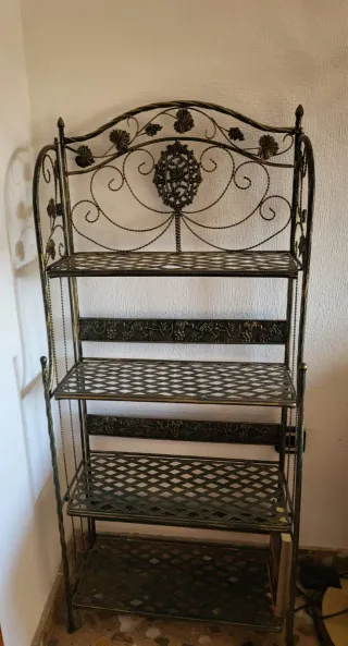 Estantería de metal negra y dorada