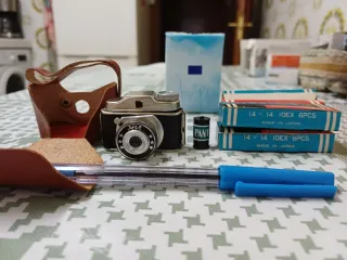 Cámara HIT subminiatura con funda, caja y 4 pelicu