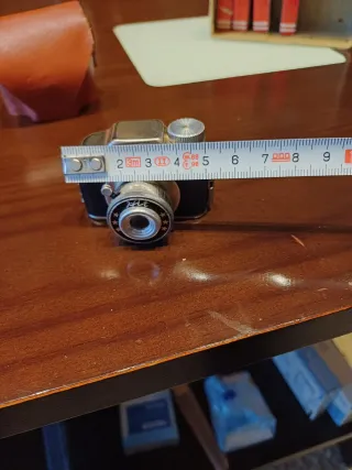 Cámara HIT subminiatura con funda, caja y 4 pelicu