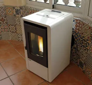 Estufa de pellets blanca y negra, 6kw