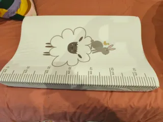 Cambiador de bebé con estampado de oveja y conejo