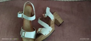 Sandalias blancas tacón madera