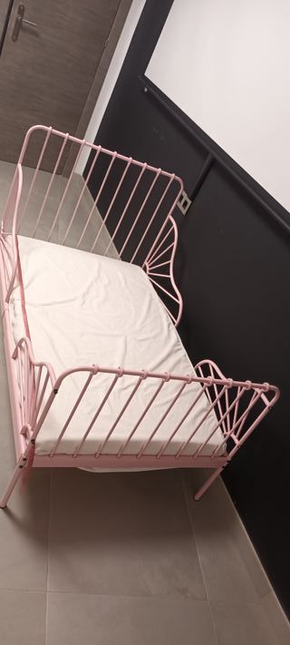 Cama infantil rosa metálica
