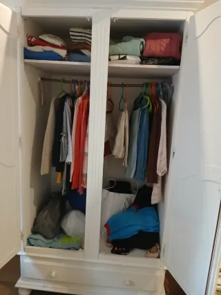 Armario blanco estilo clásico