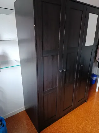 Armario IKEA 3 puertas negro con espejo pequeño.