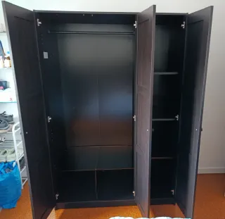 Armario IKEA 3 puertas negro con espejo pequeño.