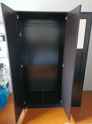 Armario IKEA 3 puertas negro con espejo pequeño.