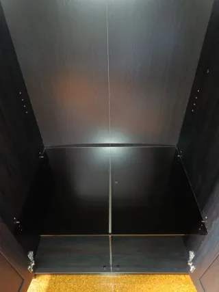 Armario IKEA 3 puertas negro con espejo pequeño.