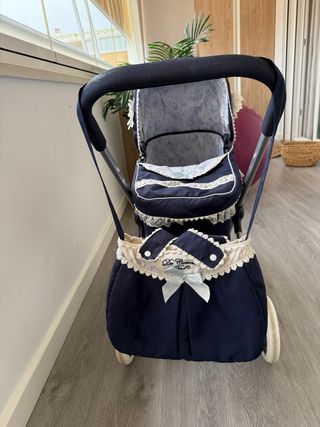 Carrito de muñecas azul con capazo y bolso
