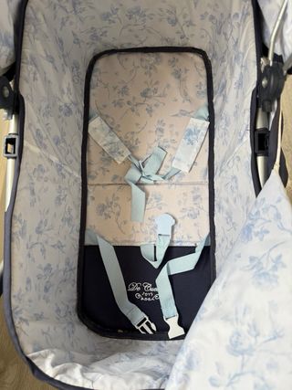 Carrito de muñecas azul con capazo y bolso