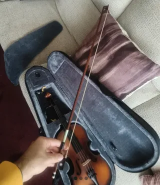 Violín 1/2 con funda, puente y arco.
