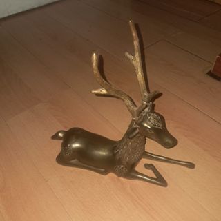 figura escultura de ciervo en bronce