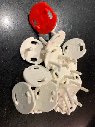 Protectores Enchufes IKEA Blanco y Rojo