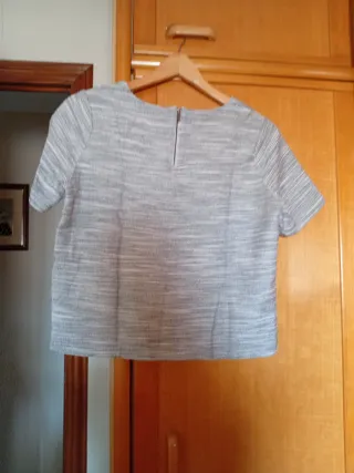 Blusa gris y blanca