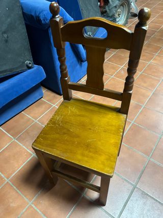 Silla de madera tipo rústica.