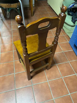 Silla de madera tipo rústica.