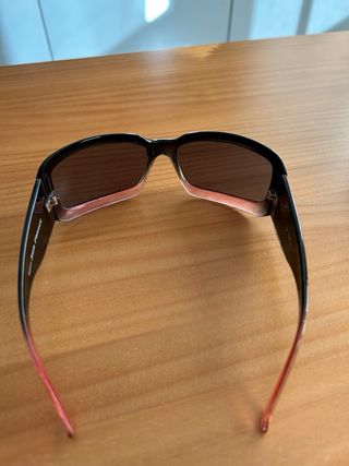 Gafas de sol negras y rosas