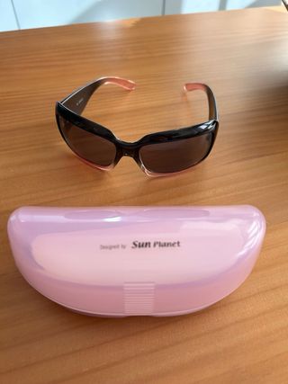 Gafas de sol negras y rosas