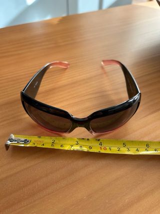 Gafas de sol negras y rosas