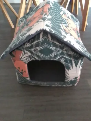Casa para mascota con estampado tropical