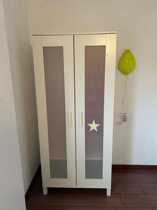 Armario blanco de madera