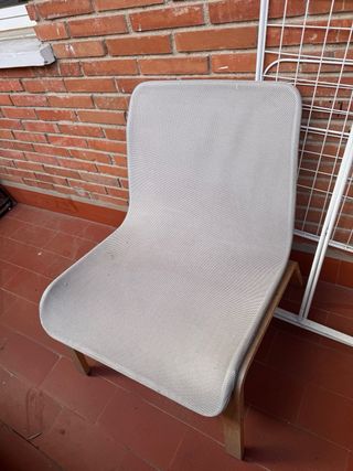 Sillas de exterior de plástico y madera. 2x30€.