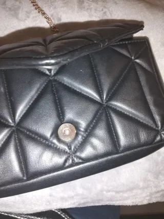 Bolso H&M negro acolchado con cadena