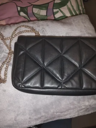 Bolso H&M negro acolchado con cadena