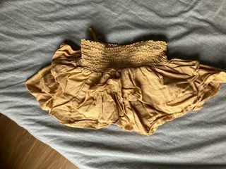 Falda beige con volantes