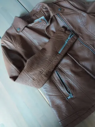 Chaqueta cuero sintético de mujer marrón