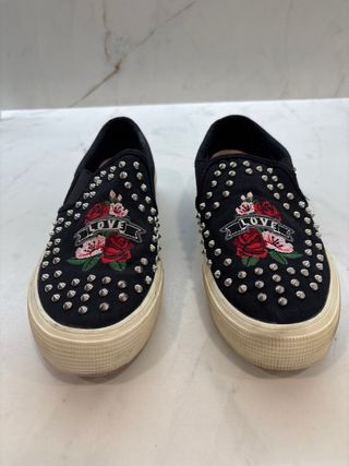 Zapatillas True negras con tachuelas y flores