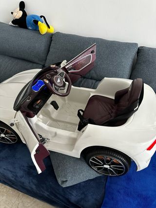 trae mando para controlarlo y tiene su cargador