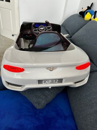 trae mando para controlarlo y tiene su cargador