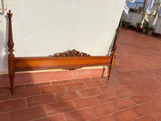 Cabecero de cama antiguo de madera