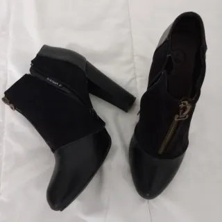 Botines negros con cremallera