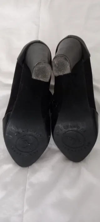 Botines negros con cremallera