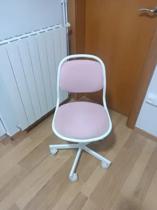Silla de escritorio Ikea rosa y blanca