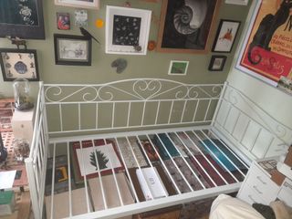 Diván metálico blanco con colchón beige