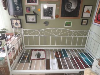 Diván metálico blanco con colchón beige