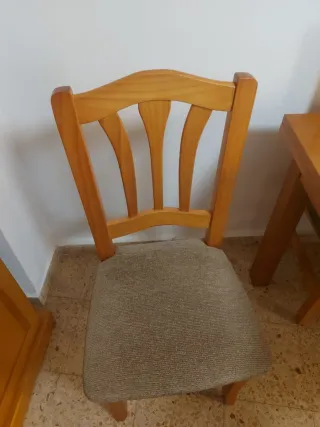 Mueble comedor de madera pino y cristal.