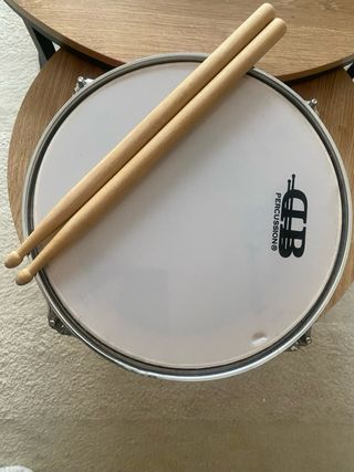 Tambor rojo con herrajes plateados