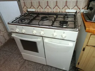 Cocina de gas blanca con 5 fuegos con horno
