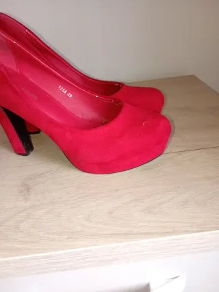 Zapatos de salón rojos