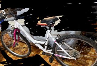 Bicicleta blanca y rosa